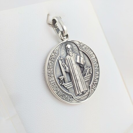 Medalla religiosa de plata 925, San Benito, diámetro 31mm. Medalla religiosa de plata 925, San Benito, diámetro 31mm.