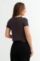 Remera crop top con estampa MARRON