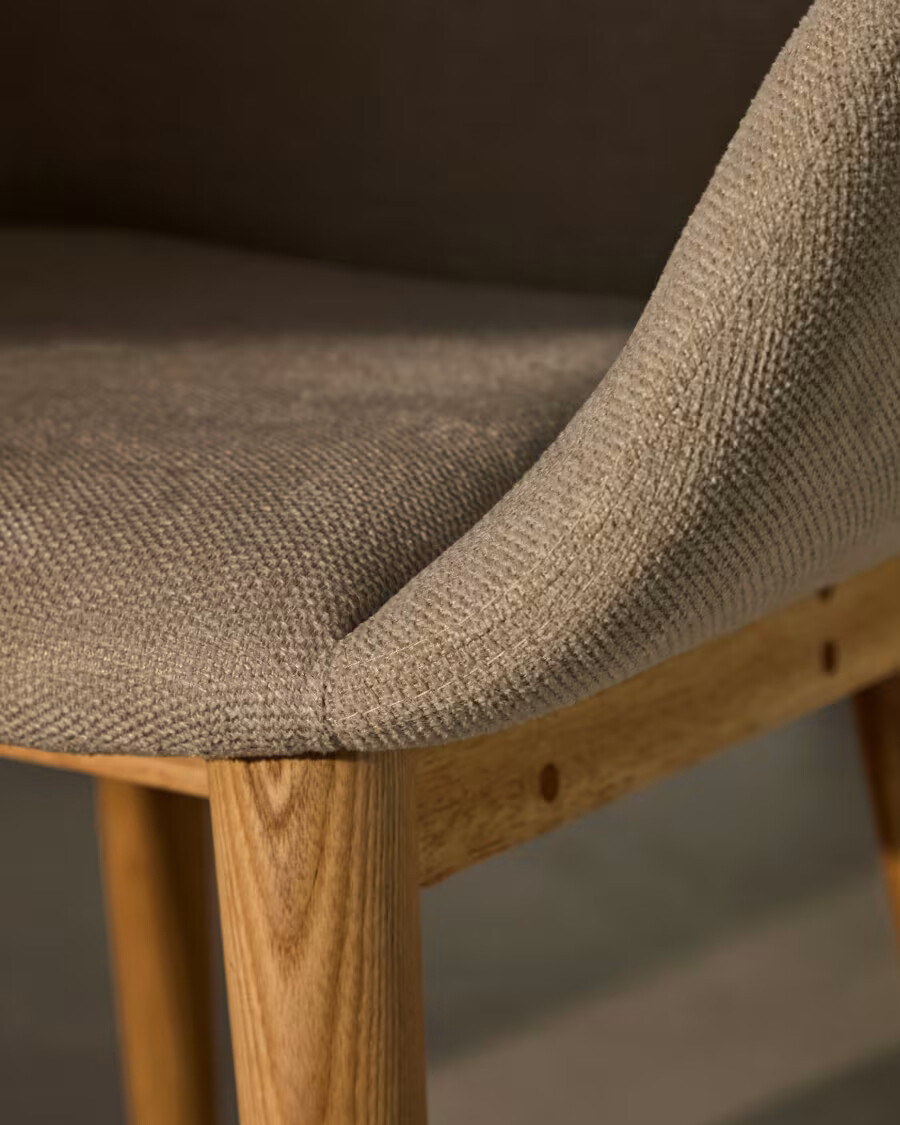 Silla Konna beige y patas de madera maciza de fresno acabado natural Silla Konna beige y patas de madera maciza de fresno acabado natural