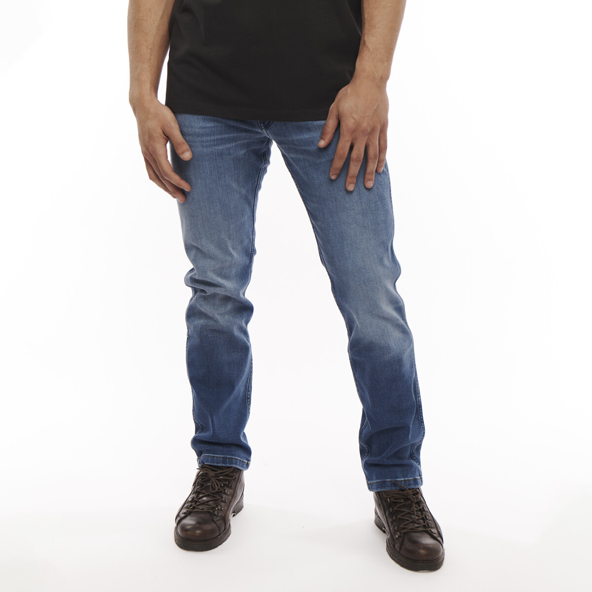 Jean Wrangler de Hombre - RIVER - FW25J005 - ELD 