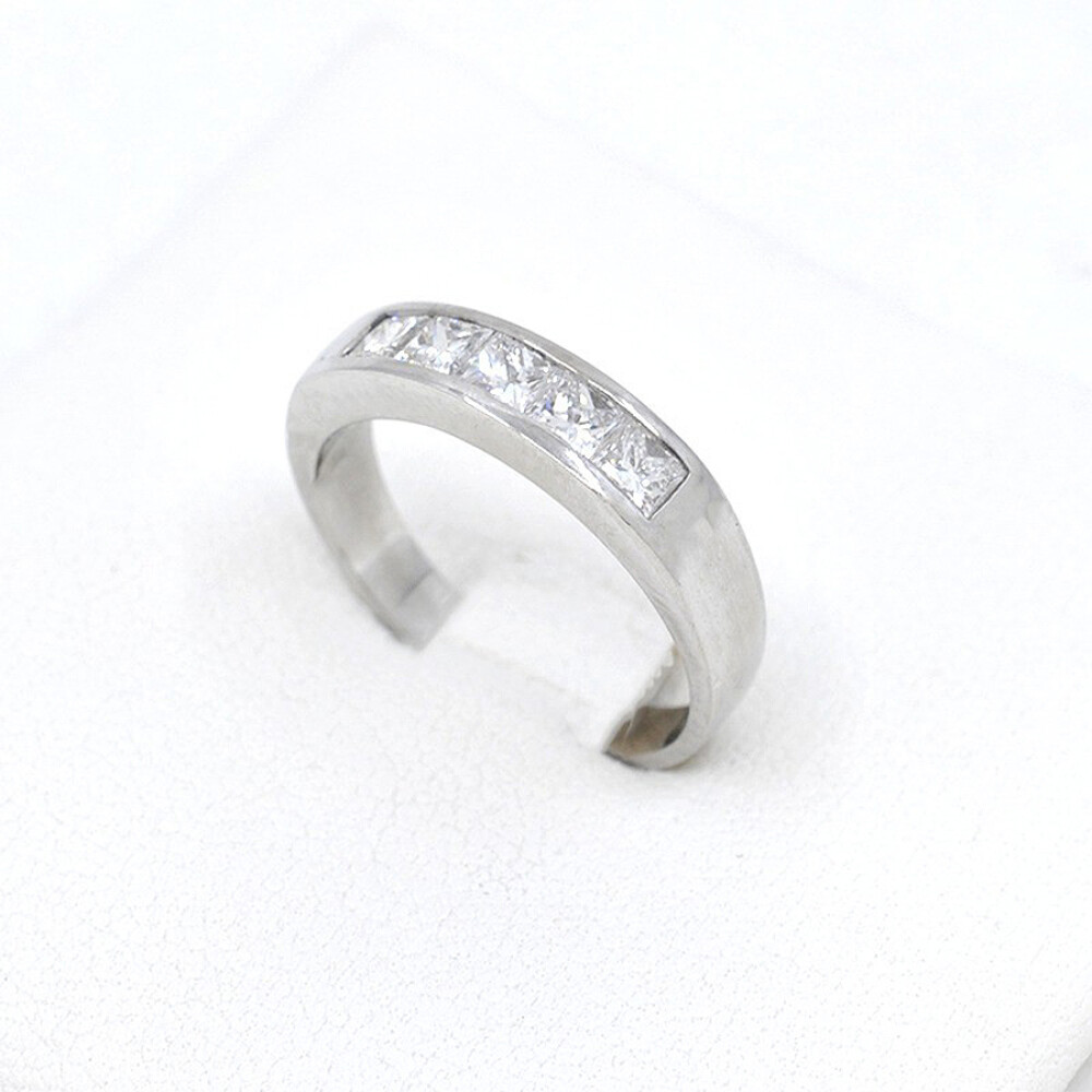 Anillo Medio Sin Fin En Oro Blanco 18K Y Brillantes Corte Princesa Anillo Medio Sin Fin En Oro Blanco 18K Y Brillantes Corte Princesa