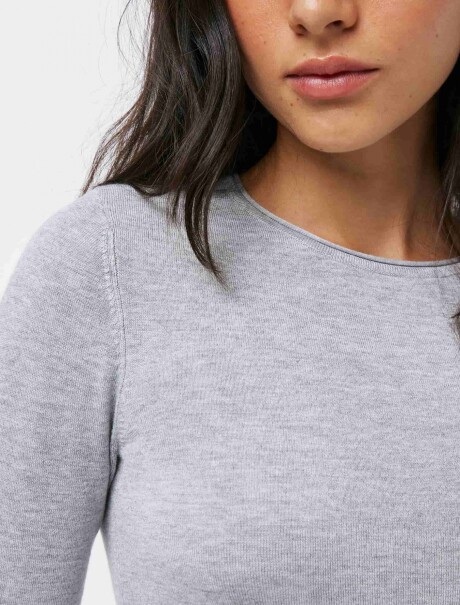 BLUSA EN PUNTO TEJIDO LIVIANO GRIS