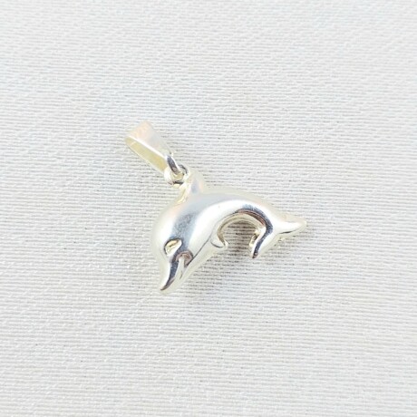 Colgante de plata 925, delfín considerado una amuleto de la buena suerte para marineros o personas que trabajan en el mar. Colgante de plata 925, delfín considerado una amuleto de la buena suerte para marineros o personas que trabajan en el mar.