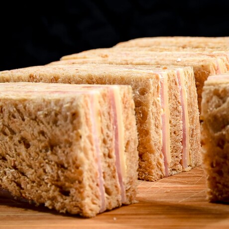 Sandwich triple de jamón y queso. Bandeja de 8 unidades Pan negro