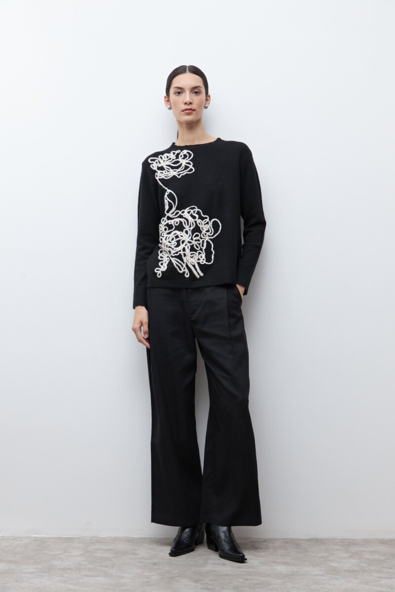Sweater con bordado negro