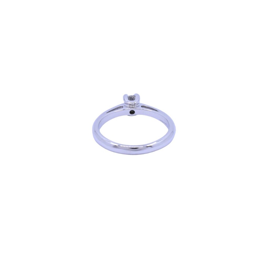 Solitario 18 k blanco con brillante engarce 4 puntas. Solitario 18 k blanco con brillante engarce 4 puntas.