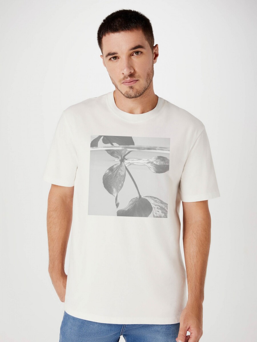 CAMISETA CON ESTAMPA MODELO REGULAR - CREMA 