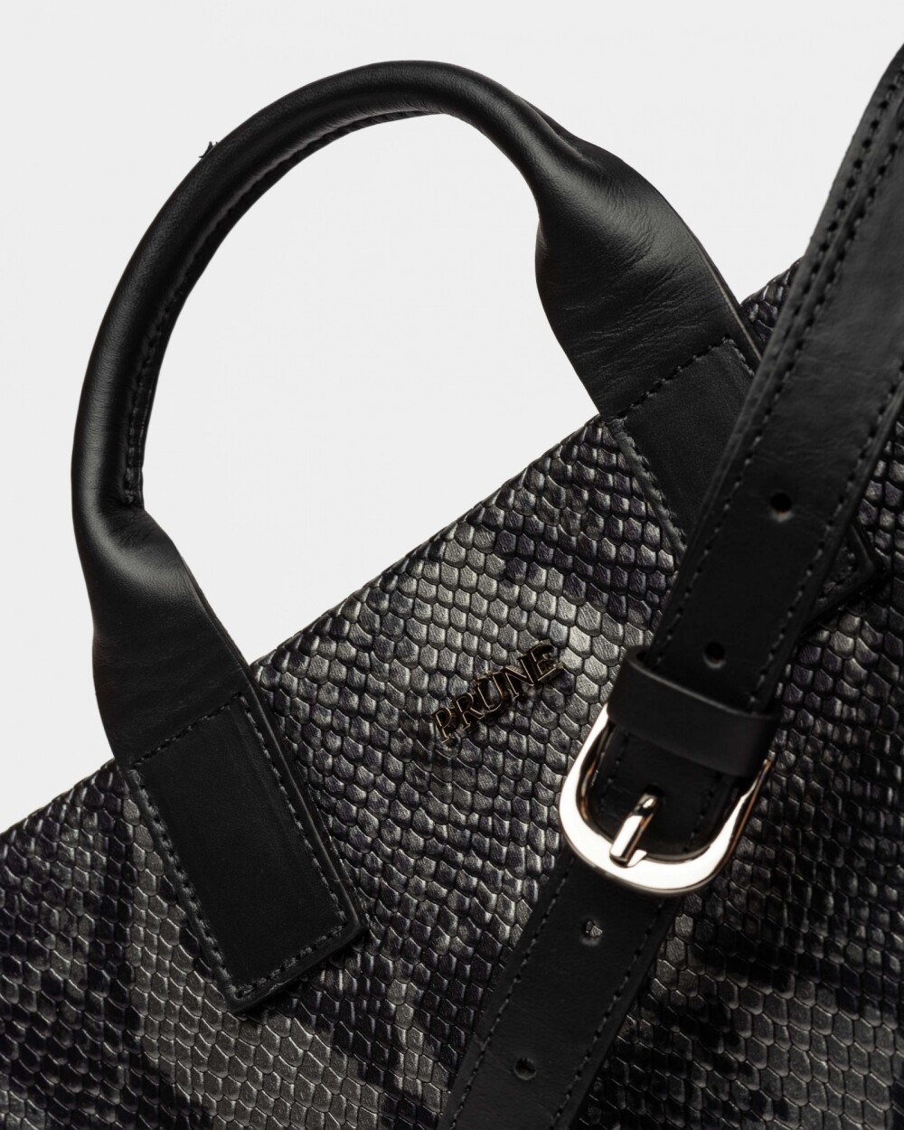 Cartera de Mano Capri En Cuero Grabado Snake Metalizado Gris