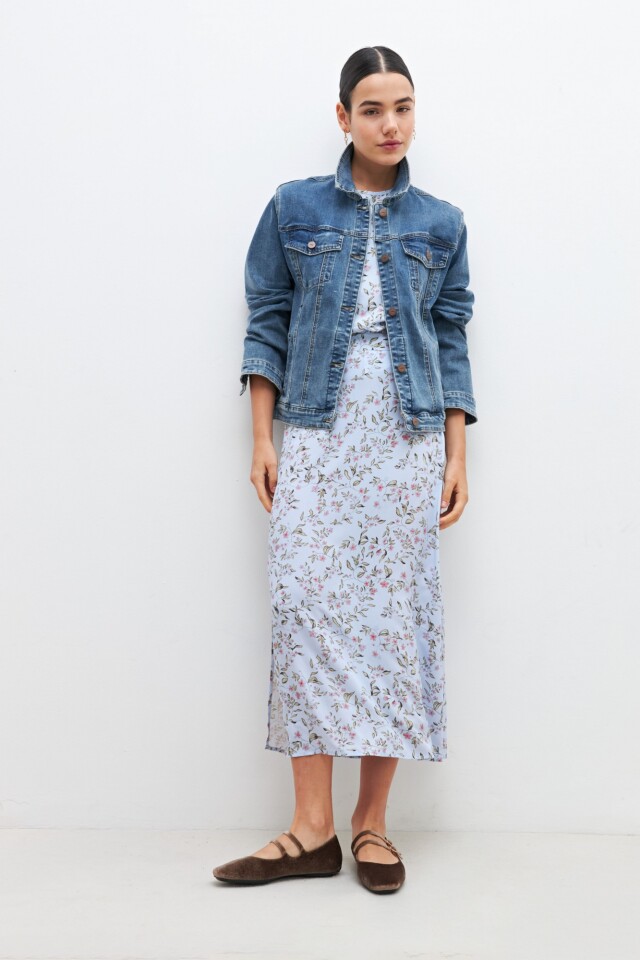 Falda con estampa floral celeste