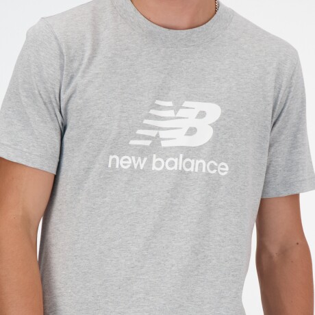 Remera New Balance de Hombre - STACKED LOGO - MT41502AG GREY
