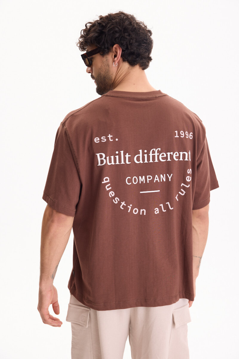 Remera Rule - Marron 