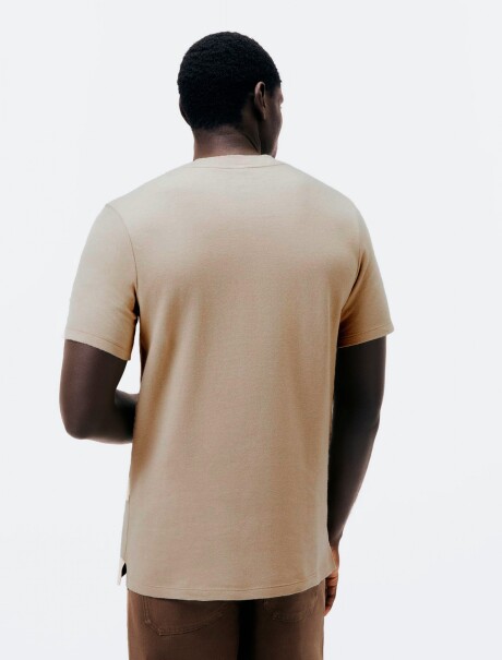 CAMISETA DE CUELLO CON TEXTURA BEIGE