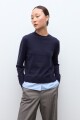 Sweater con camisa azul marino