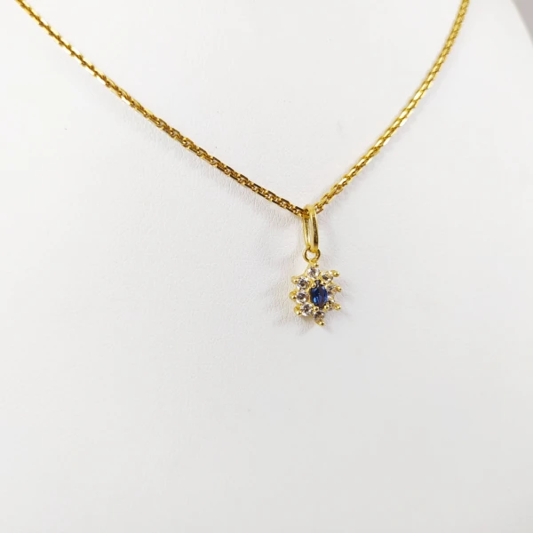 Dije en oro 18k con Cubis y Zafiro Dije en oro 18k con Cubis y Zafiro