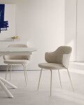 Silla Yunia beige con patas de acero con acabado pintado beige