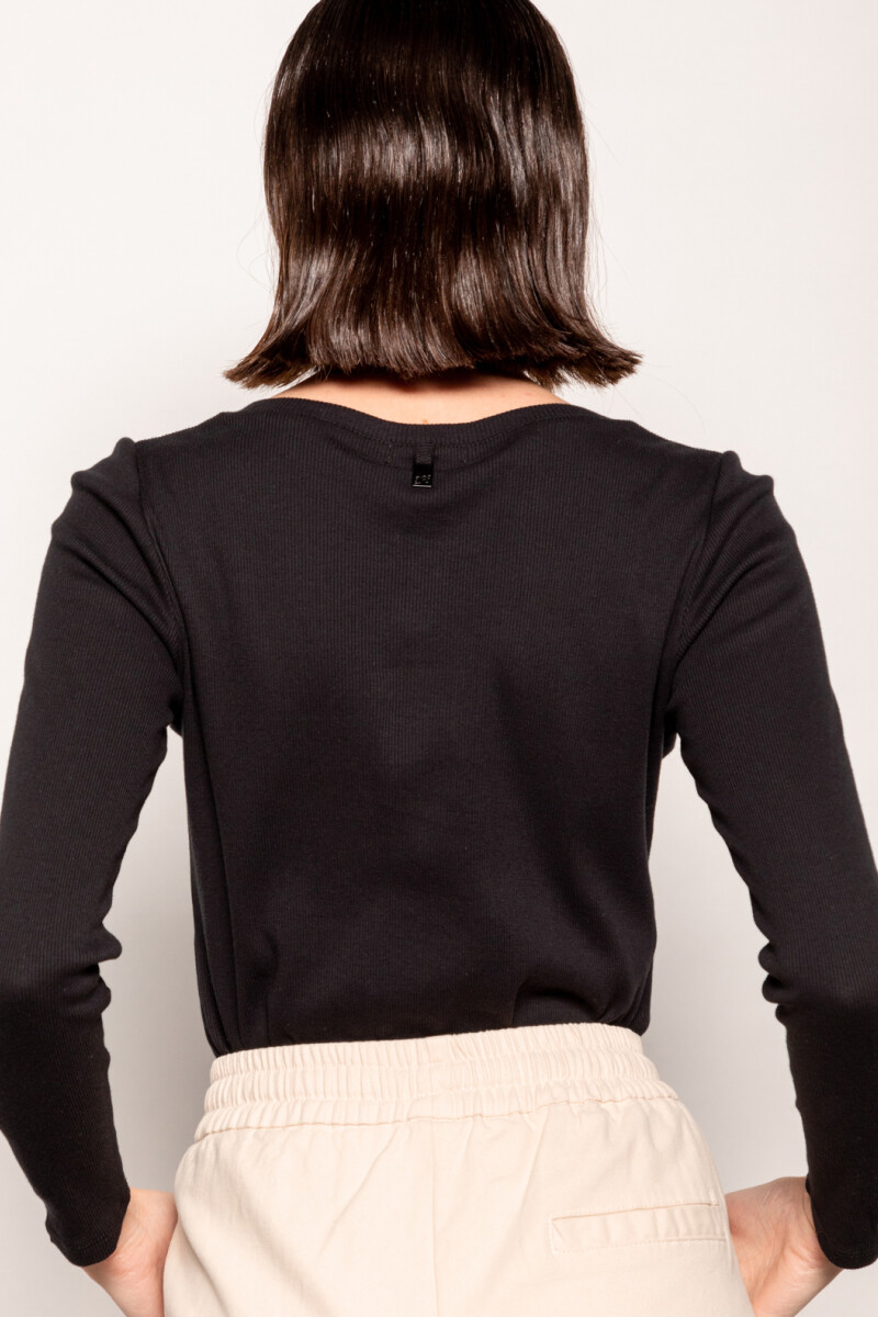 REMERA DARIN Negro