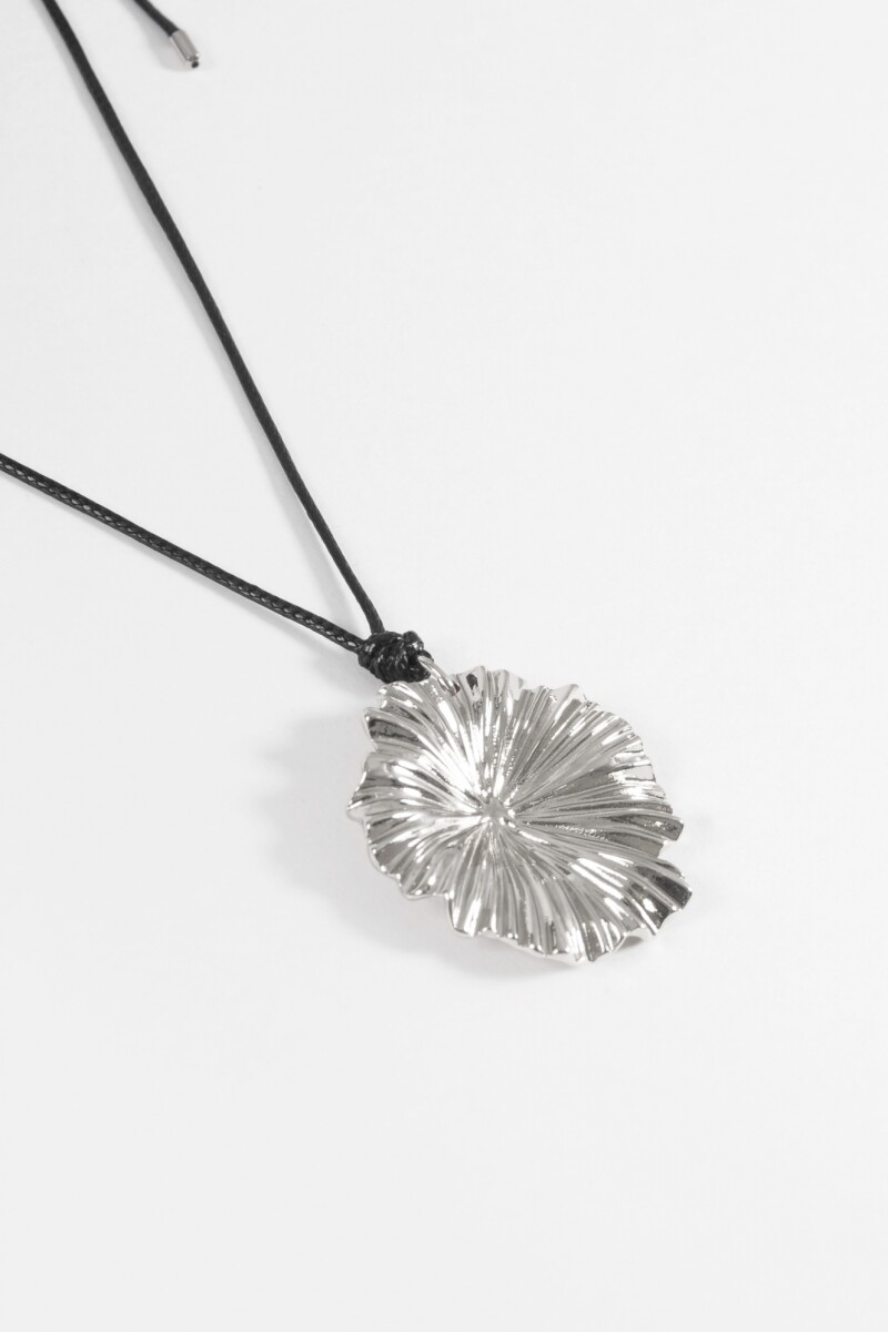 Collar cordón flor plateado