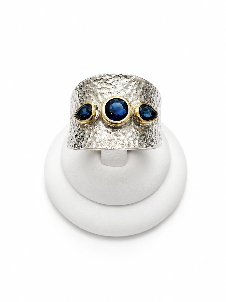 Anillo plata y lamina de oro martillado con zirconias 