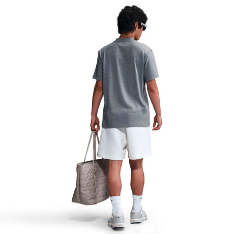 Remera Nike Club de Hombre gris