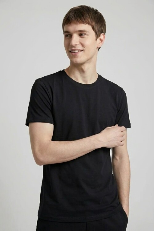 Remera cuello redondo ICONIC 150 NEGRO