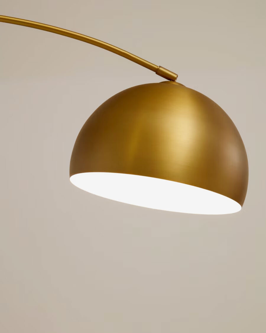 Lámpara de pie Madali de metal con acabado latón y mármol blanco Lámpara de pie Madali de metal con acabado latón y mármol blanco