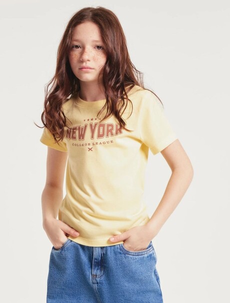 CAMISETA BÁSICA INFANTIL CON ESTAMPA AMARILLO