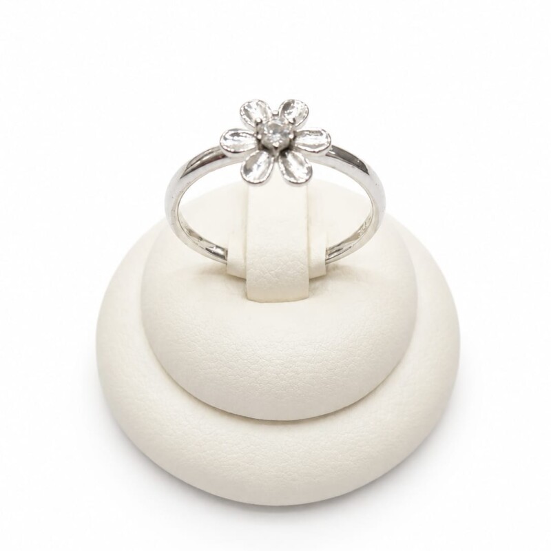 Anillo con flor al centro y zirconia Anillo con flor al centro y zirconia