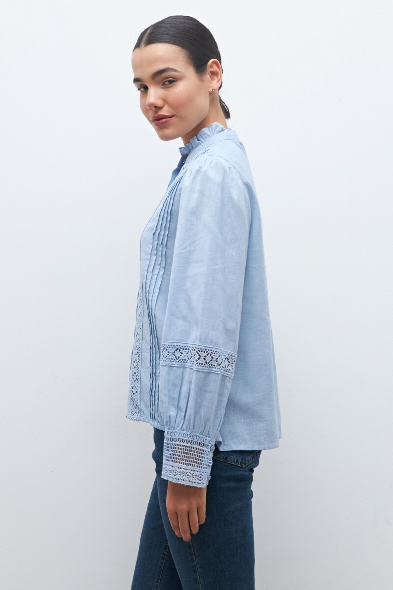 Camisa romántica con puntillas celeste