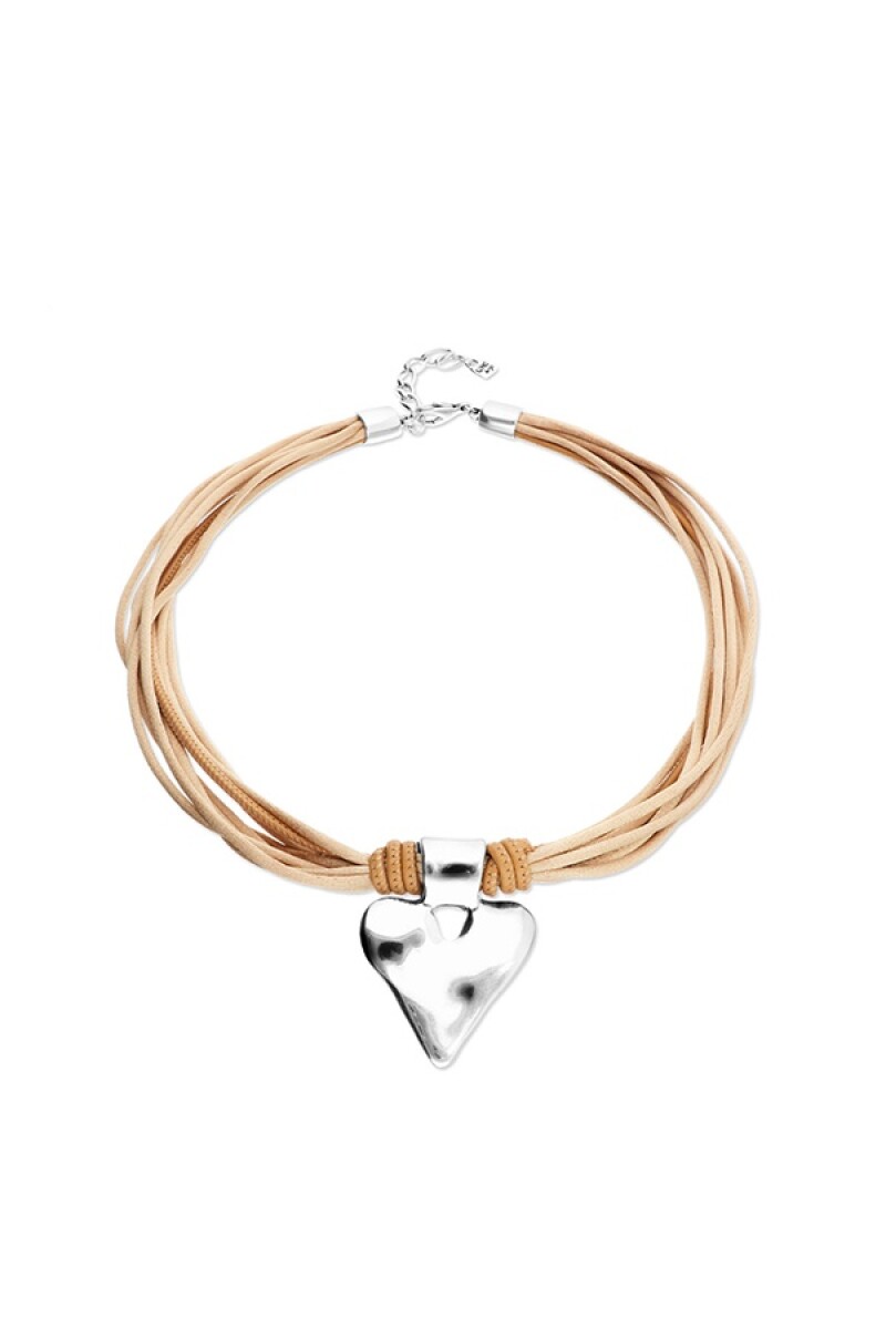 COLLAR MEZCLA DE HILO DE SEDA CON CUERO BEIGE Y DETALLE DE CORAZÓN BAÑADO EN PLATA DE LEY - Colgante 