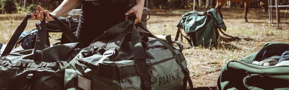Bolso Roark Keg 80L en escena de viaje