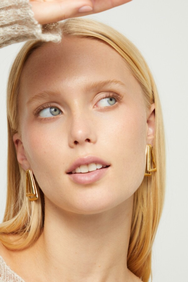 PENDIENTES DE ALEACIÓN DE METALES BAÑADOS EN ORO 18K Pendiente