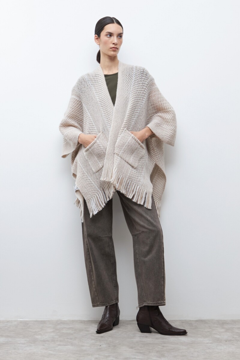 Ruana con bolsillos beige