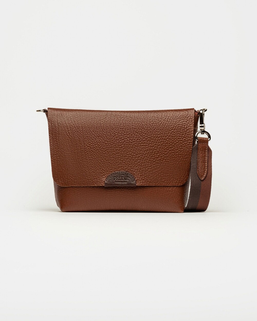 Morral Nina en cuero graneado Tabaco Niquel