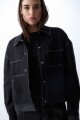 Campera con pespuntes en contraste negro