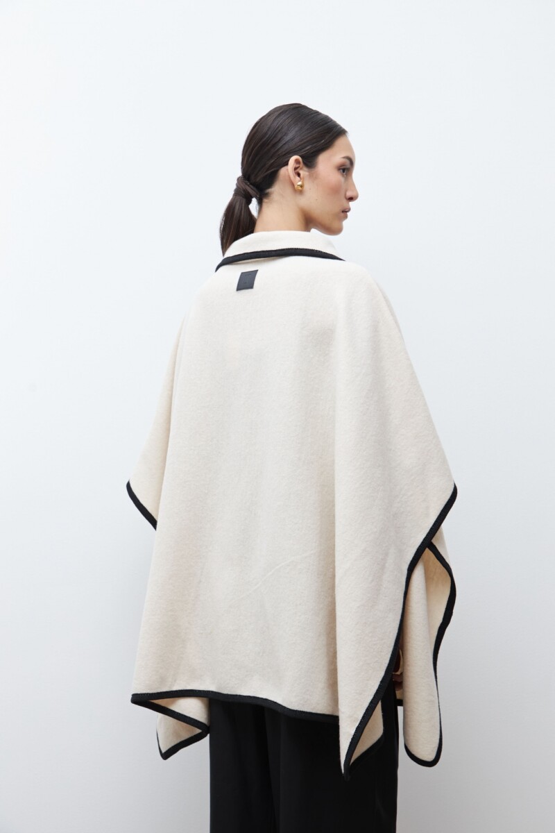 Capa con alamares y bolsillos crudo