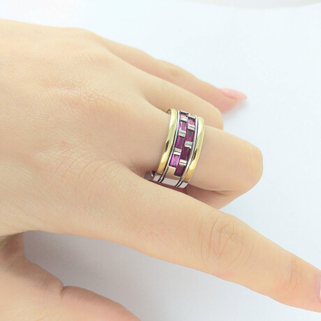 Anillo de plata 925 con detalle de doublé en oro 18K y circonias fucsia. Medidas diámetro interno 18mm, ancho superior 1cm #15. Anillo de plata 925 con detalle de doublé en oro 18K y circonias fucsia. Medidas diámetro interno 18mm, ancho superior 1cm #15.