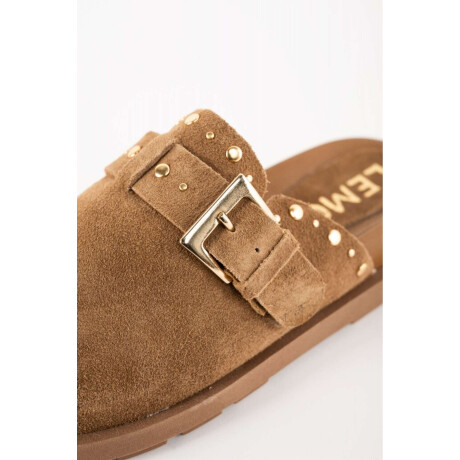 Zueco Gamuza Con Tachas Camel