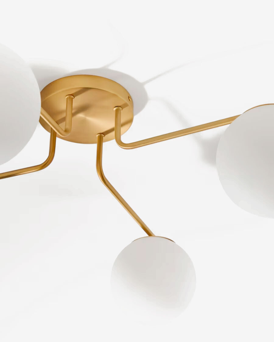 Lámpara de techo Brisia de metal con acabado latón cepillado y 4 bolas de cristal glaseado Ø15 cm Lámpara de techo Brisia de metal con acabado latón cepillado y 4 bolas de cristal glaseado Ø15 cm