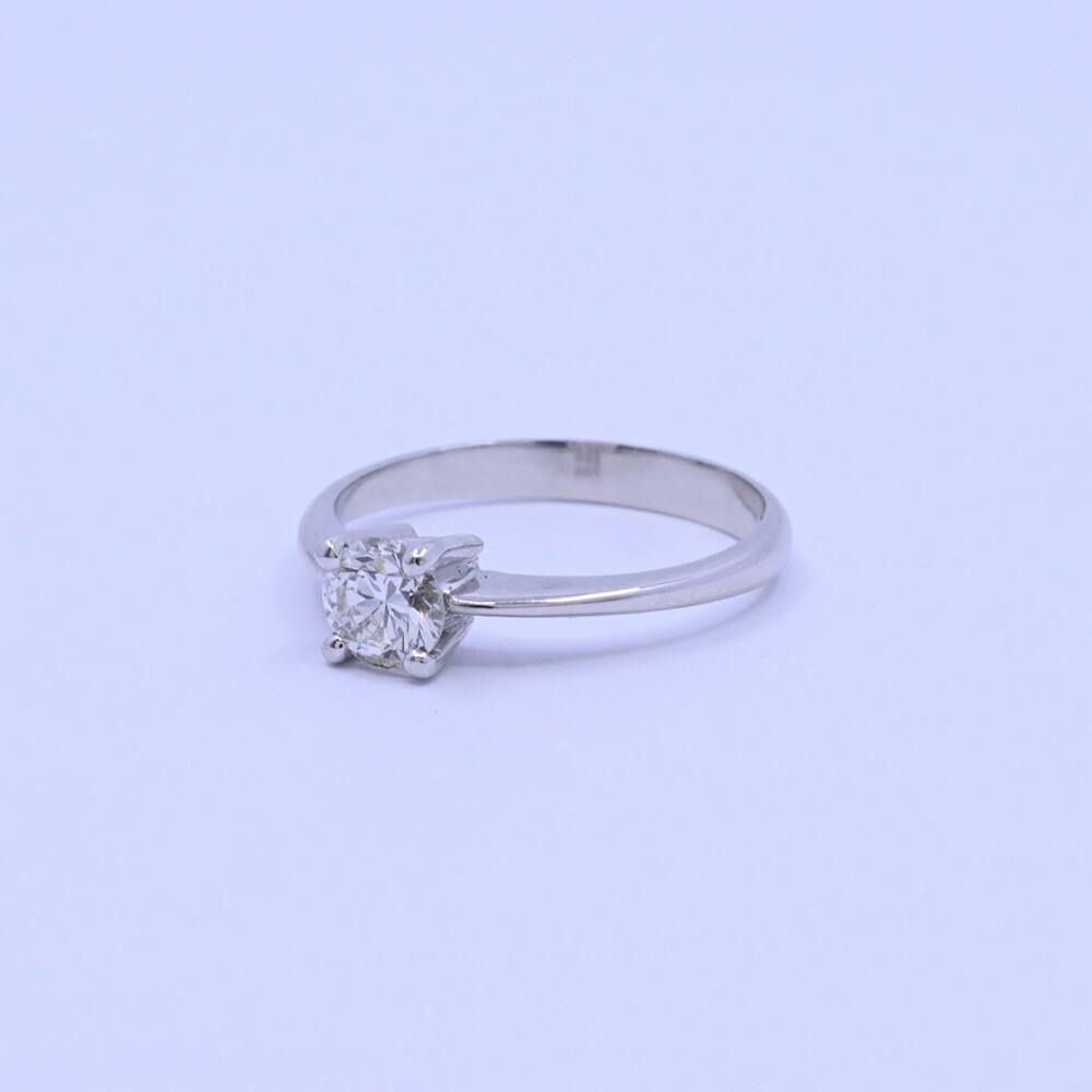 Anillo solitario en oro 18k blanco con brillante engarce 4 puntas. Anillo solitario en oro 18k blanco con brillante engarce 4 puntas.