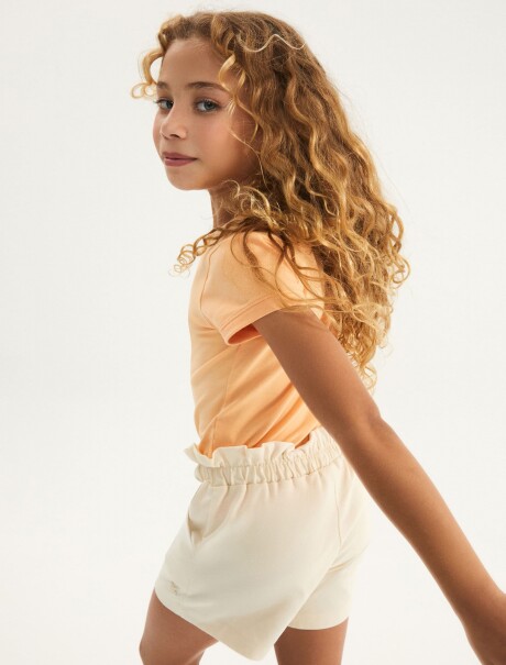 SHORT BÁSICO CON BOLSILLOS Y BORDADO BLANCO