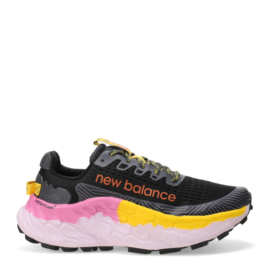 Championes de Mujer New Balance Fresh Foam More Trail V2 Negro - Amarillo - Rosado