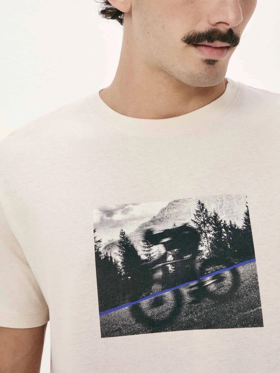 CAMISETA CON ESTAMPA MODELO REGULAR - BEIGE 