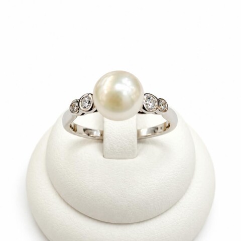 Anillo en Oro blanco 18kt con perla y Brillantes Anillo en Oro blanco 18kt con perla y Brillantes