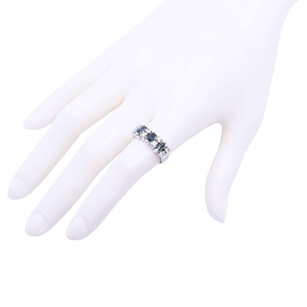 Anillo oro 18k blanco con zafiros navette y brillantes. Anillo oro 18k blanco con zafiros navette y brillantes.