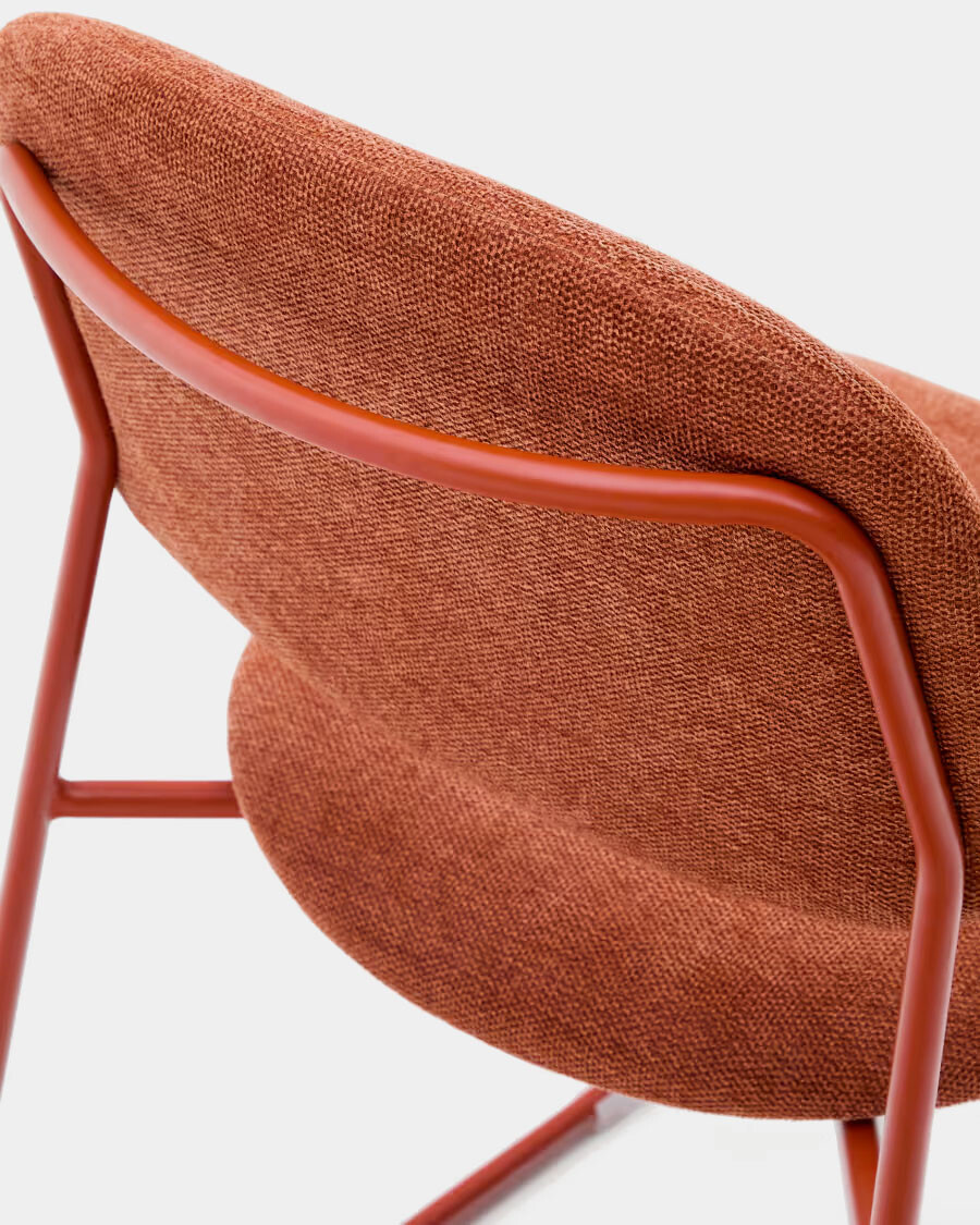 Silla apilable Meli de chenilla beige y patas de metal beige FSC Mix Credit terracota y patas de metal terracota