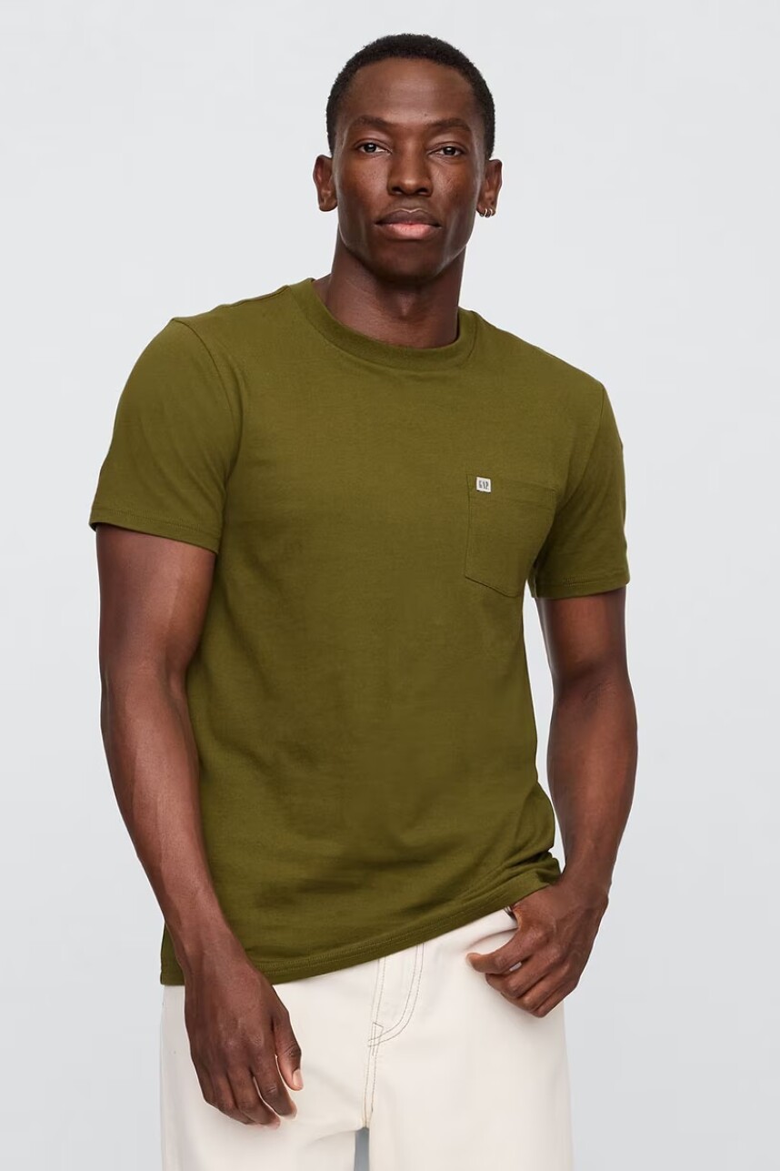 Remera Con Bolsillo Logo Gap Hombre Dark Olive