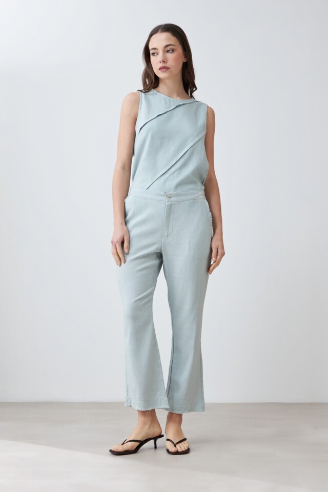 Pantalón de lino con efecto desflecado verde agua