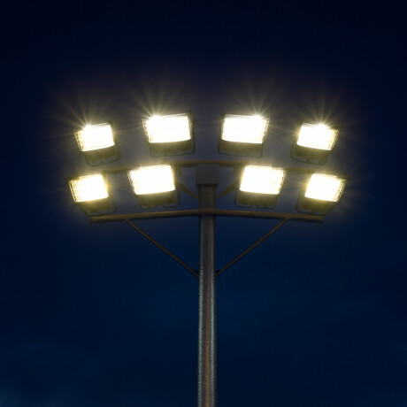 COLUMNA DEPORTIVA CON RACK PARA 8 PROYECTORES Columna Deportiva con Rack para 8 Focos 25mt