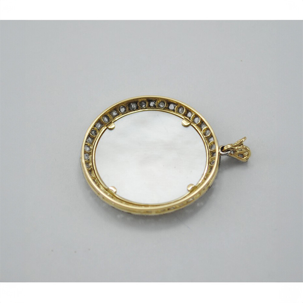 Medalla estilo antiguo, platino, oro 18K, diamantes y nácar cristo Medalla estilo antiguo, platino, oro 18K, diamantes y nácar cristo