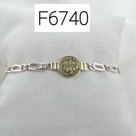 Pulsera religiosa de plata 925 con 3 medallas de Virgen Niña, San Benito y Ángel San Rafael en double de oro 18 ktes. Pulsera religiosa de plata 925 con 3 medallas de Virgen Niña, San Benito y Ángel San Rafael en double de oro 18 ktes.
